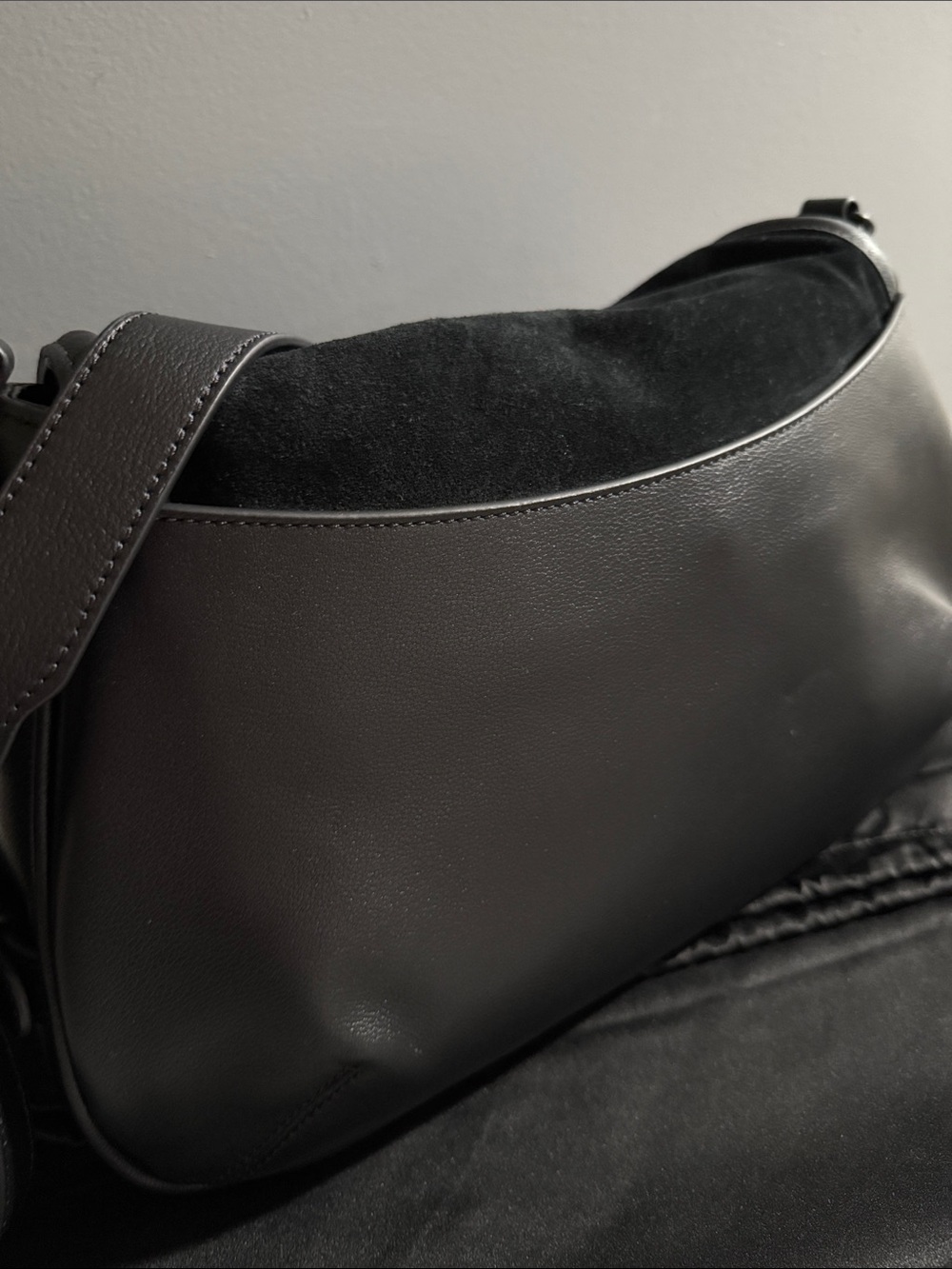 Kurt Geiger Large Chelsea Soft Saddle Bag $458 - Picture 11 of 15